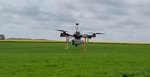 Drone flyver over græsmark